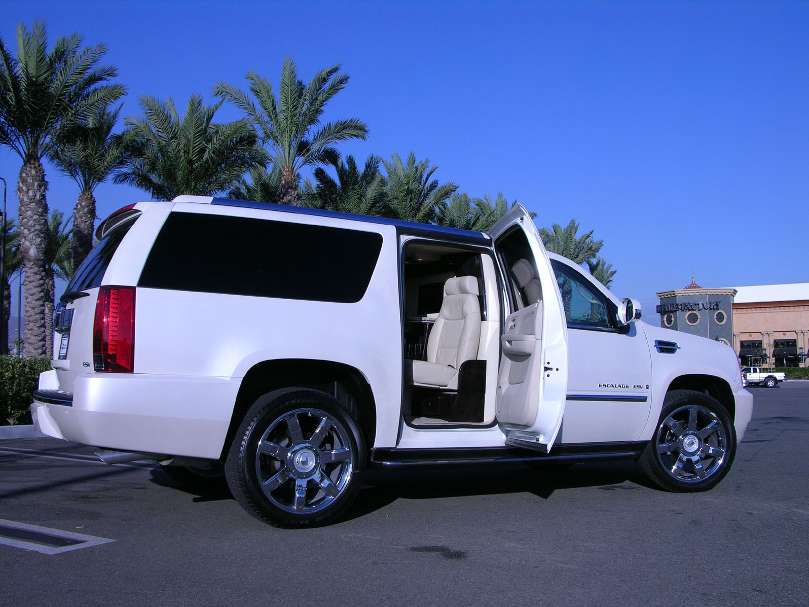 The Mobile Office SUV by LimousinesWorld